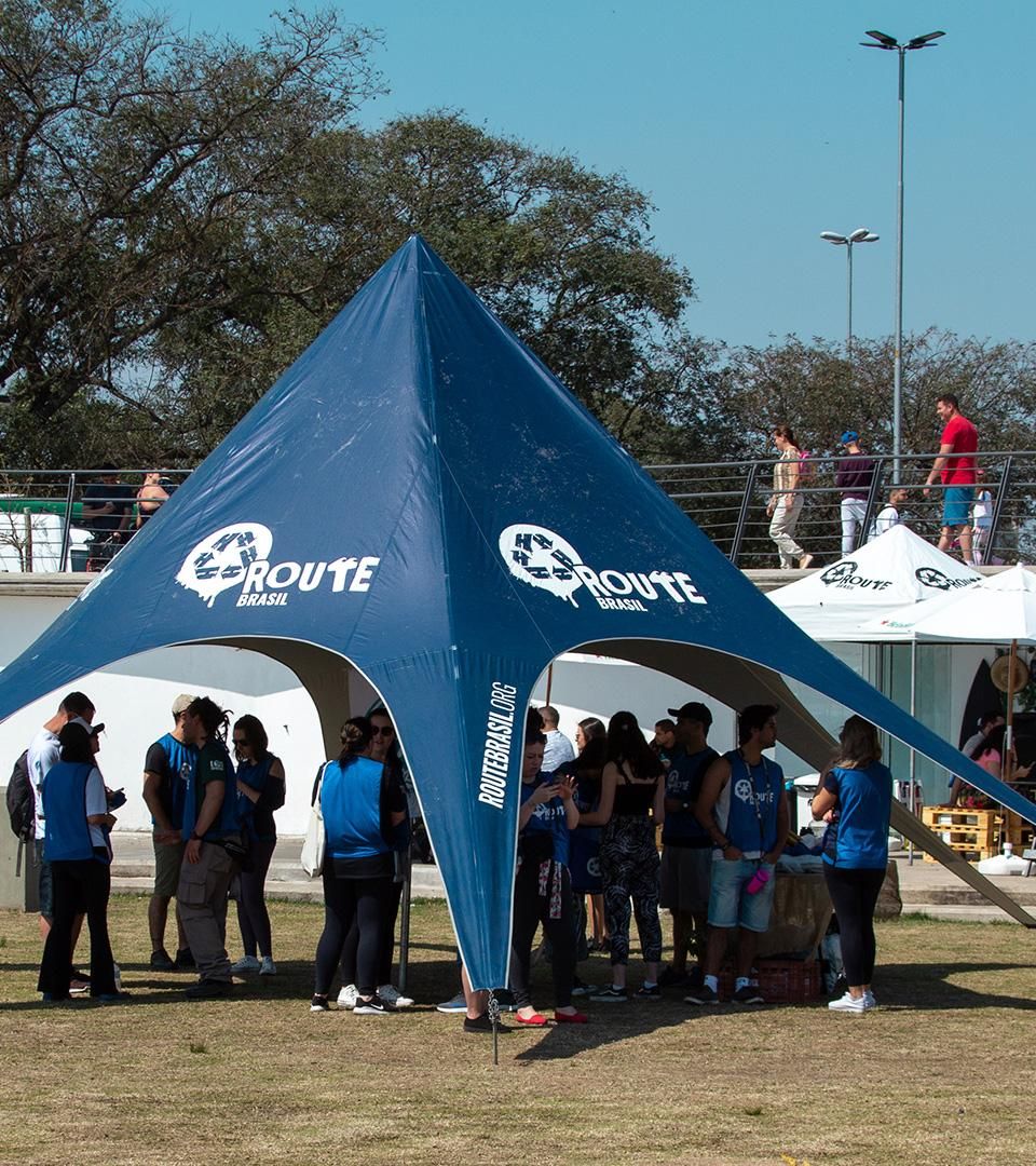 Tenda Route com voluntários
